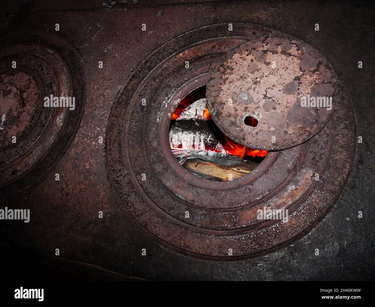Brennendes Holz in einem altmodischen Küchenofen Stockfoto