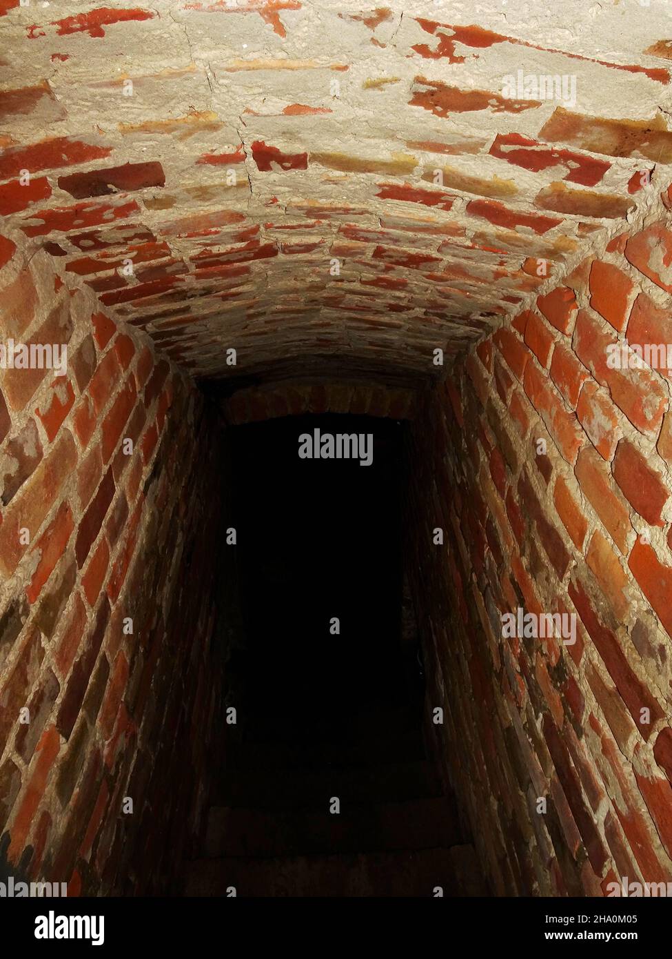 Eingang zum dunklen Keller oder Kerker Stockfoto