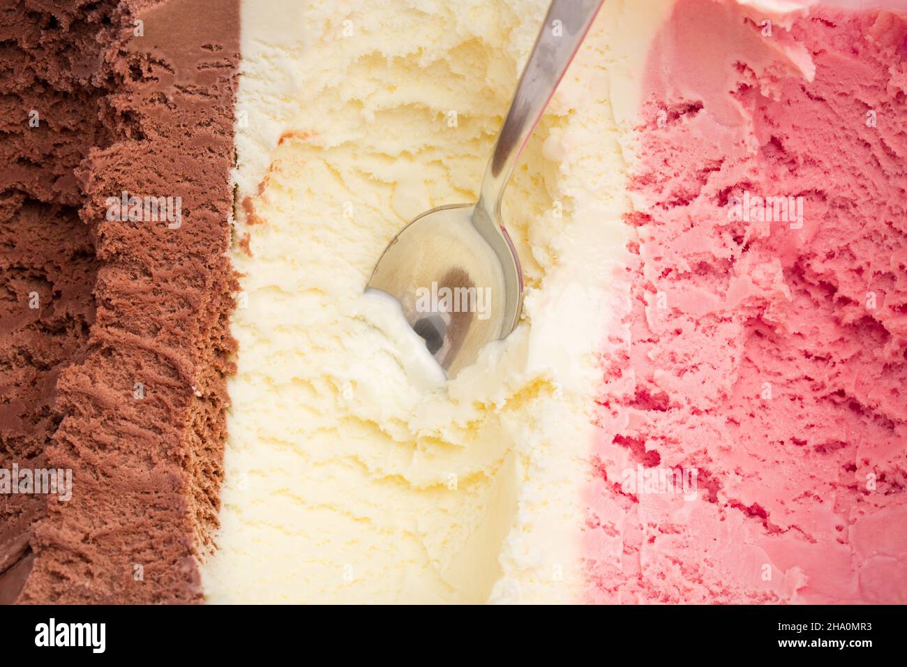 Eis, Vanille, Lebensmittel, gelb, Ernährung, Vanilleeis, süß, Löffel, Schokoladeneis, Schachtel, 3, Schokolade, Binge, Nahaufnahme, Dessert, Rückg Stockfoto