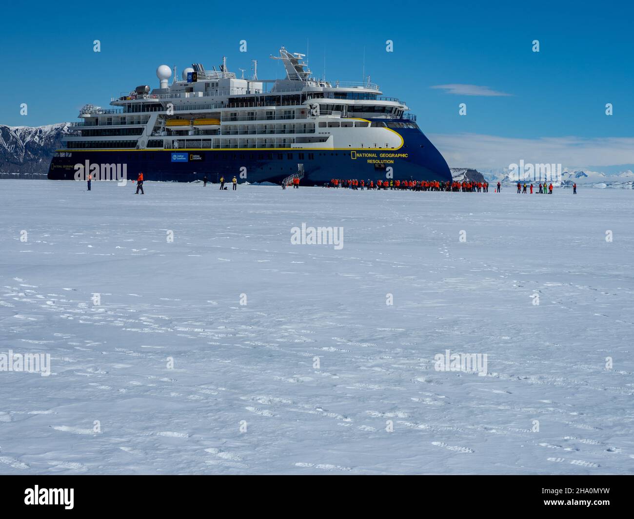 National Geographic Resolution im schnellen Eis von Duse Bay, Weddellmeer, Antarktische Halbinsel, Antarktis Stockfoto
