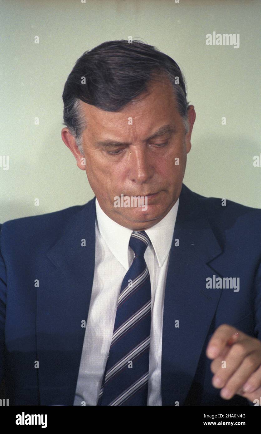 Warszawa 24.07.1986. Cz³onek Biura Politycznego KC PZPR i Minister spraw zagranicznych Marian Orzechowski na II Plenum Komitetu Centralnego Polskiej Zjednoczonej Partii Robotniczej (KC PZPR). msa PAP/Grzegorz Rogiñski Warschau, Den 24. Juli 1986. Mitglied des Politbüros des Zentralkomitees der Polnischen Vereinigten Arbeiterpartei und Außenminister Marian Orzechowski auf der Plenarsitzung des Zentralkomitees der Polnischen Vereinigten Arbeiterpartei 2nd. msa PAP/Grzegorz Roginski Stockfoto