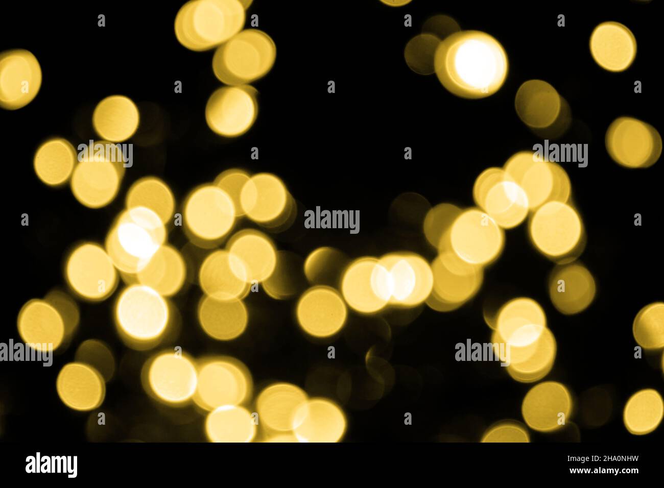 Unscharfsinnig Bokeh weihnachten große goldene Lichter auf schwarzem Hintergrund. Abstrakt verschwommene Gold Glitzer-Textur. Gold Bokeh Glitzer Tapete für Weihnachten. Stockfoto