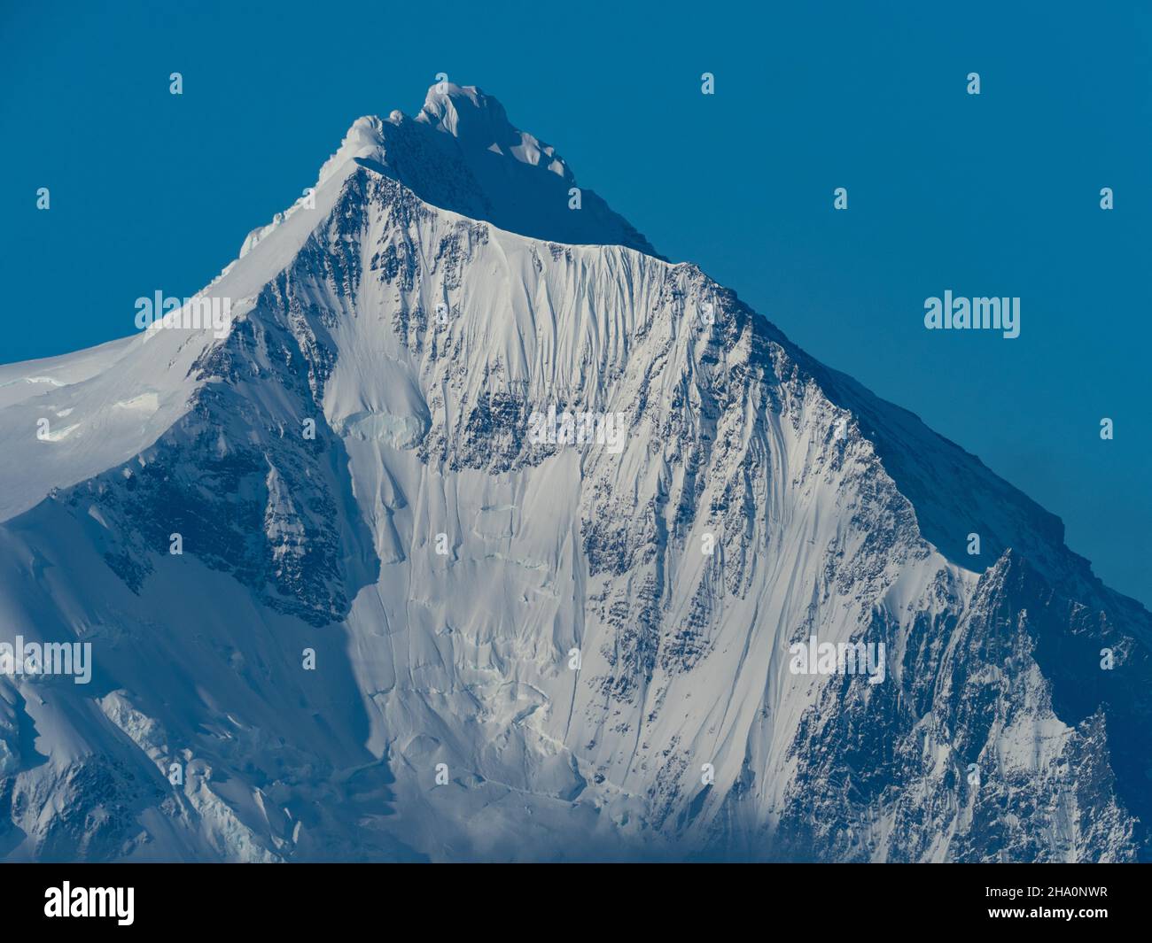 Atemberaubende Landschaft eines hohen, mit Schnee und Eis bedeckten Gipfels auf der Insel South Georgia Stockfoto