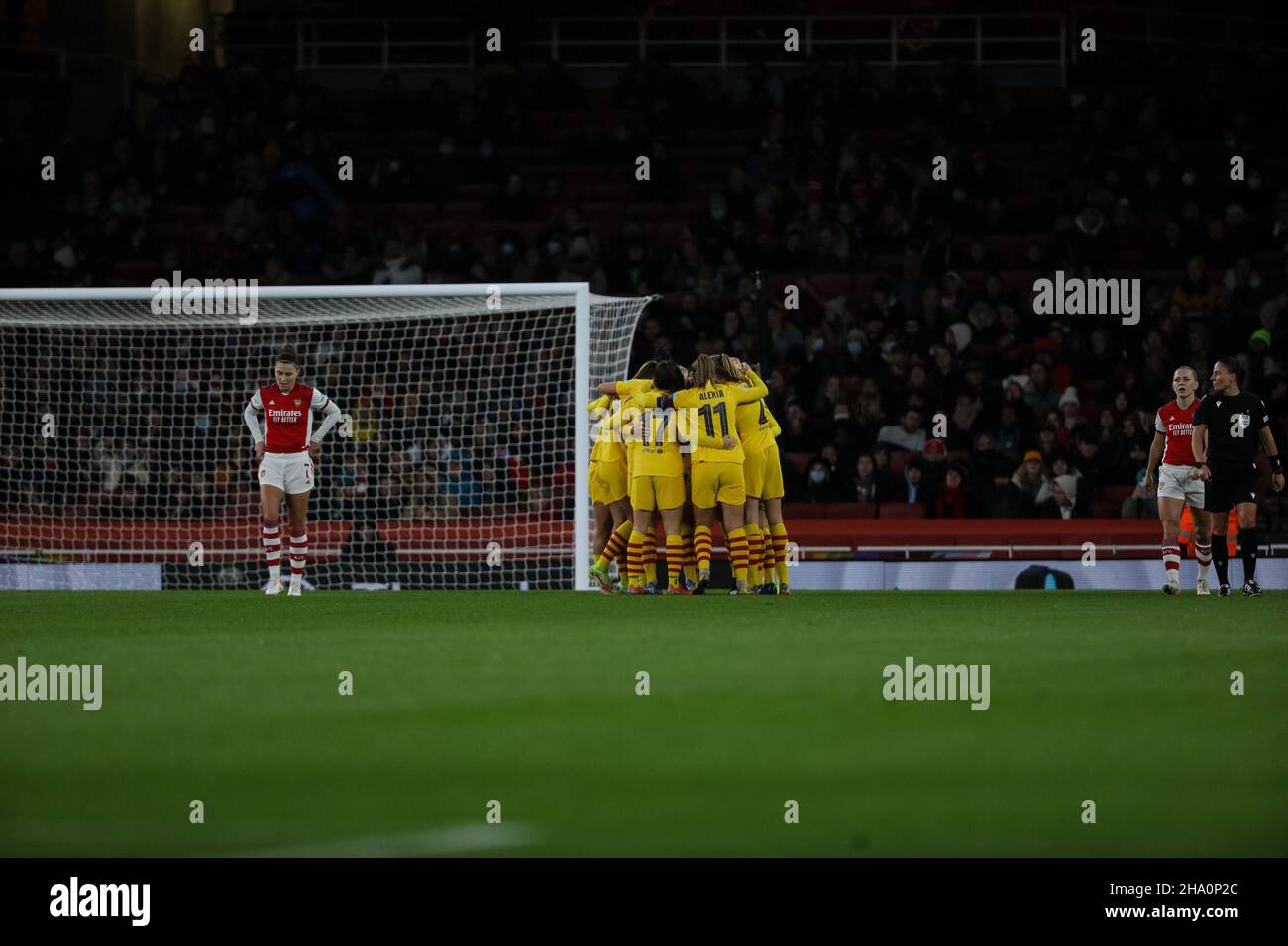 London, Großbritannien. 09th Dez 2021. Barcelona feiert sein erstes Tor beim UEFA Womens Champions League-Spiel der Gruppe C zwischen Arsenal und Barcelona im Emirates Stadium in London, England. Liam Asman/SPP Credit: SPP Sport Press Photo. /Alamy Live News Stockfoto