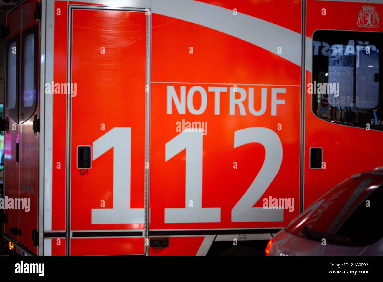 Berlin, Deutschland. 05th Dez 2021. Ein Feuerwehrwagen fährt am Hermannplatz vorbei. Quelle: Fernando Gutierrez-Juarez/dpa-Zentralbild/ZB/dpa/Alamy Live News Stockfoto