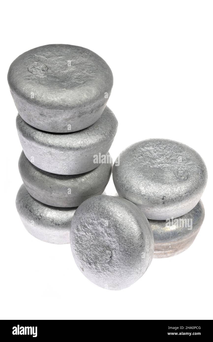 Runde Aluminiumstäbe isoliert auf weißem Hintergrund Stockfoto
