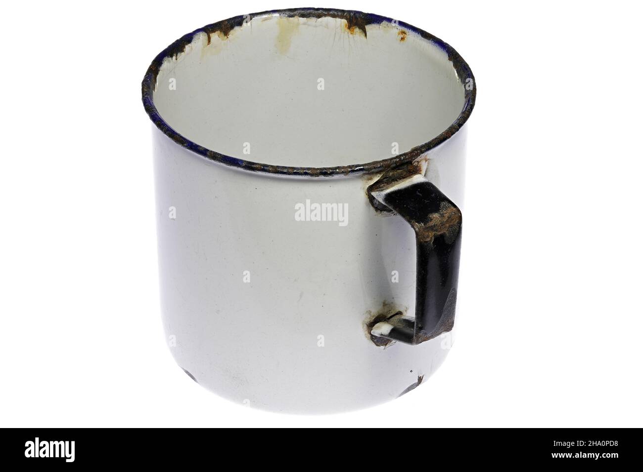 Vintage emaillierter Becher auf weißem Hintergrund Stockfoto