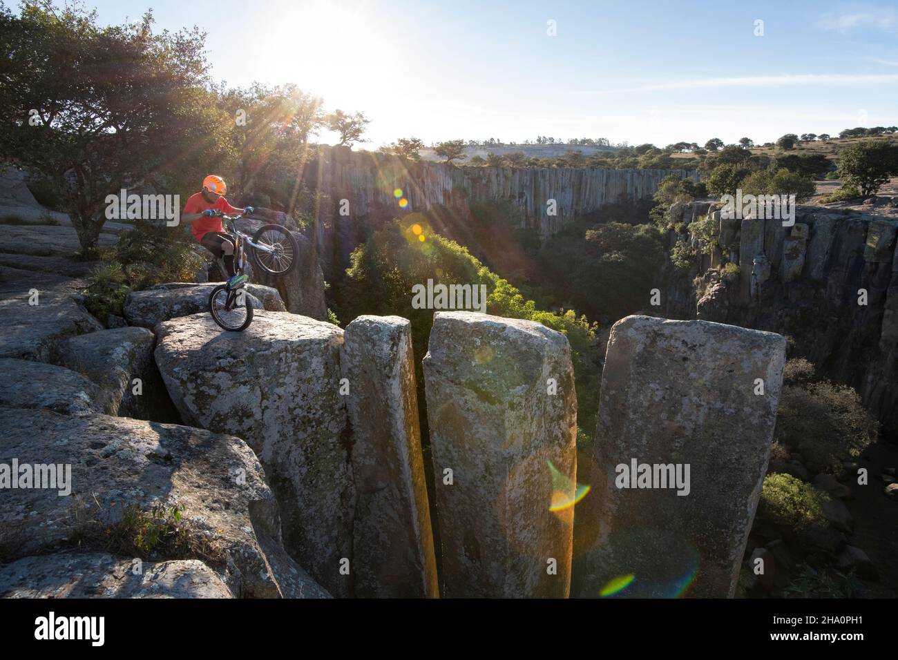 Ein Mann, der auf einem Canyon mit Hinterrad auf einem Trial Bike steht Stockfoto