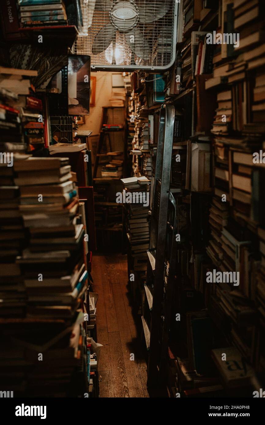 Bücher vom Boden bis zur Decke im Buchladen von New Orleans gestapelt Stockfoto