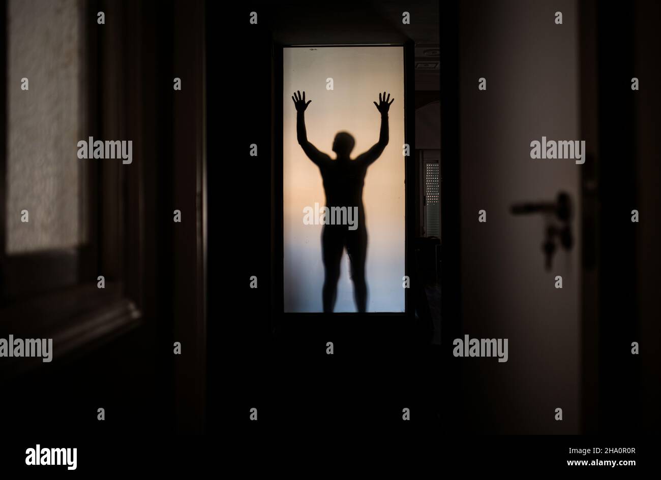 Schatten des Menschen hinter Glas Stockfoto
