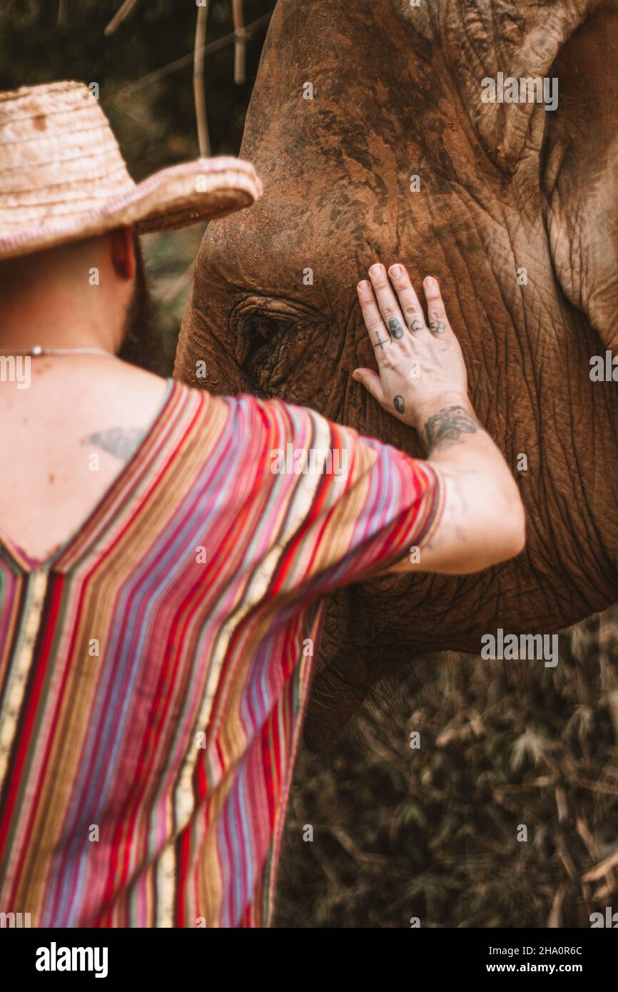 Ein Mann mit einem Elefanten in einem Heiligtum Stockfoto