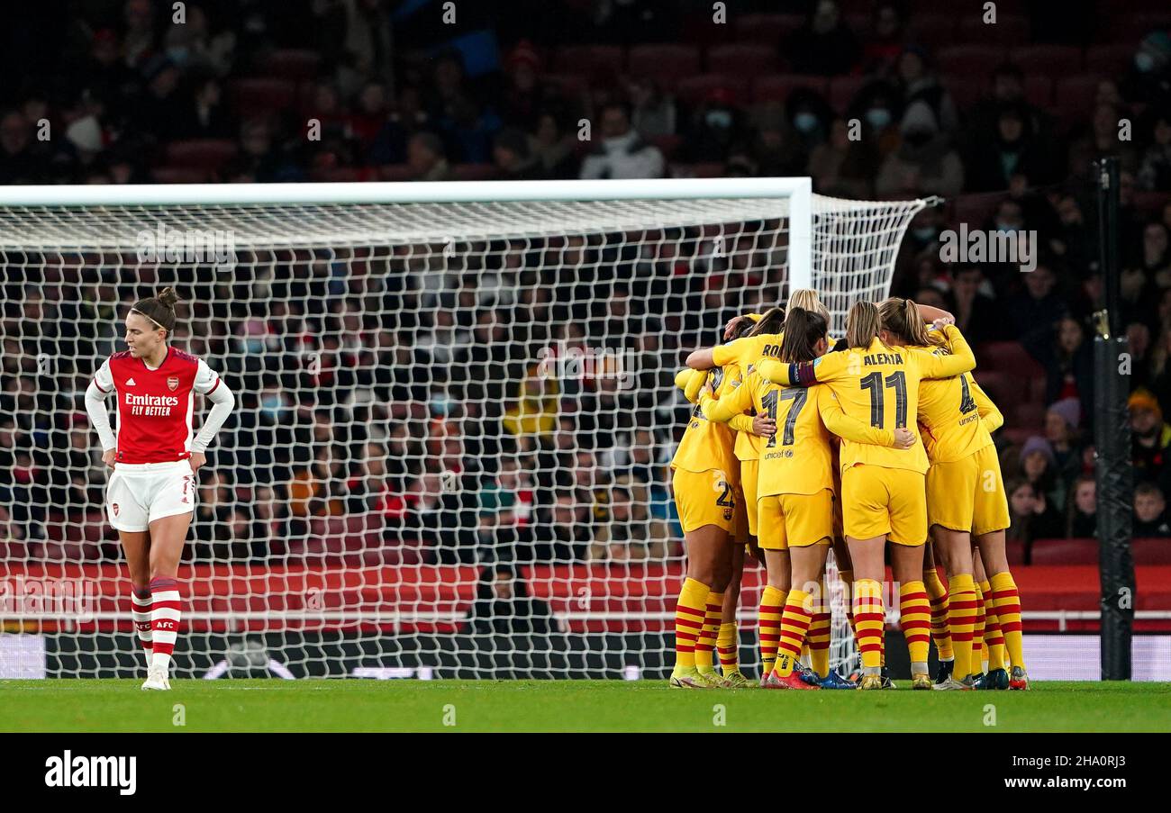 Die Barcelonas Aitana Bonmati feiert das erste Tor ihrer Mannschaft im Spiel mit Teamkollegen während des UEFA Women's Champions League, Gruppe C-Spiels im Emirates Stadium, London. Bilddatum: Donnerstag, 9. Dezember 2021. Stockfoto