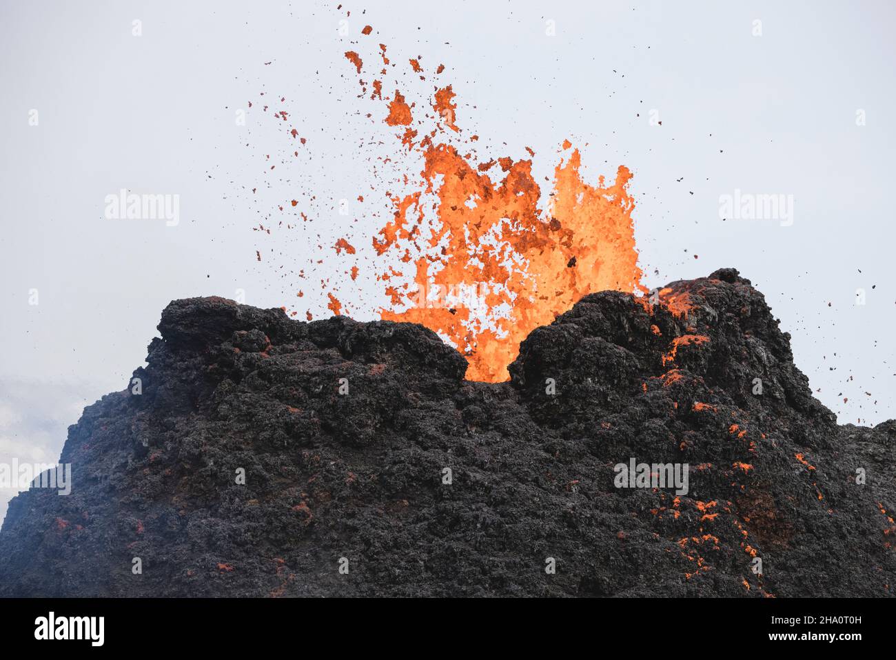 Drone Blick Vulkan Caldera und fließende Lava Stockfoto