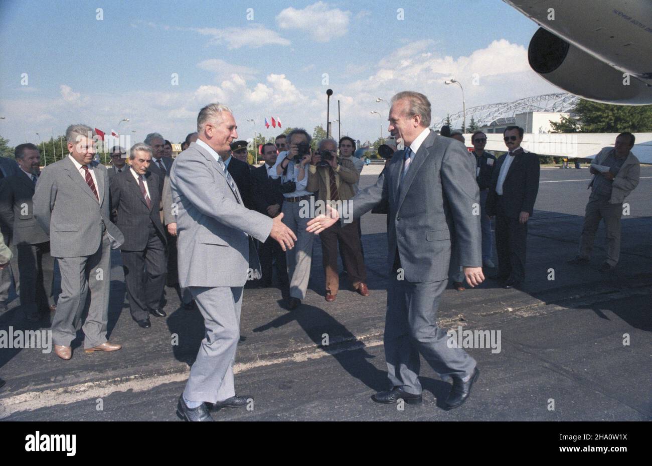 Warszawa 28.06.1986. Powitanie na lotnisku Okêcie delegacji Czechos³owackiej Republiki Socjalistycznej (CSRS) przyby³ej na X Zjazd Polskiej Zjednoczonej Partii Robotniczej (PZPR). NZ. cz³onek Biura Politycznego i sekretarz Komitetu Centralnego PZPR Józef Czyrek (L) wita przewodnicz¹cego delegacji cz³onka prezydium Komitetu Centalnego Komunistycznej Partii Czechos³owacji Josefa Lenarta. W g³êbi: cz³onek Biura Politycznego KC PZPR Tadeusz Porêbski (2L), zastêpca cz³onka Biura Politycznego KC PZPR Jan G³ówczyk (3L). msa PAP/Jan Morek Warschau, 28. Juni 1986. Begrüßungszeremonie für einen Tschechen Stockfoto