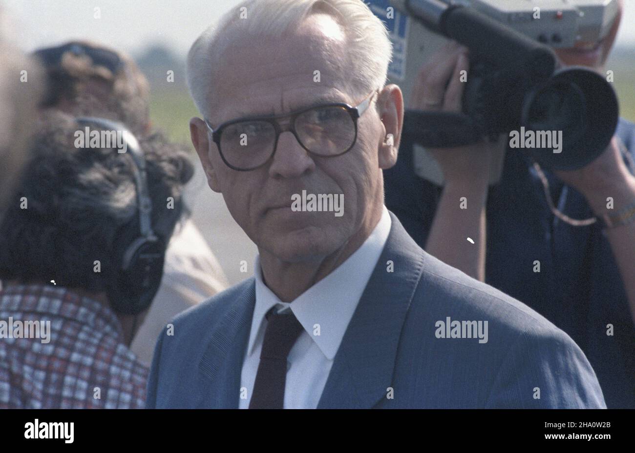 Warszawa 28.06.1986. Powitanie na lotnisku Okêcie delegacji Niemieckiej Republiki Demokraticznej (NRD) przyby³ej na X Zjazd Polskiej Zjednoczonej Partii Robotniczej (PZPR). NZ. cz³onek Biura Politycznego Niemieckiej Socjalistycznej Partii Jednoœci (SED) i Premier NRD Willy Stoph. msa PAP/Jan Morek Warschau, 28. Juni 1986. Begrüßungszeremonie für eine Delegation der Deutschen Demokratischen Republik auf dem Flughafen Okecie. Die Delegation kam, um am Kongress der Polnischen Vereinigten Arbeiterpartei 10th teilzunehmen. Im Bild: mitglied des Politischen Büros der Sozialistischen Einheitspartei Deutschlands und P Stockfoto