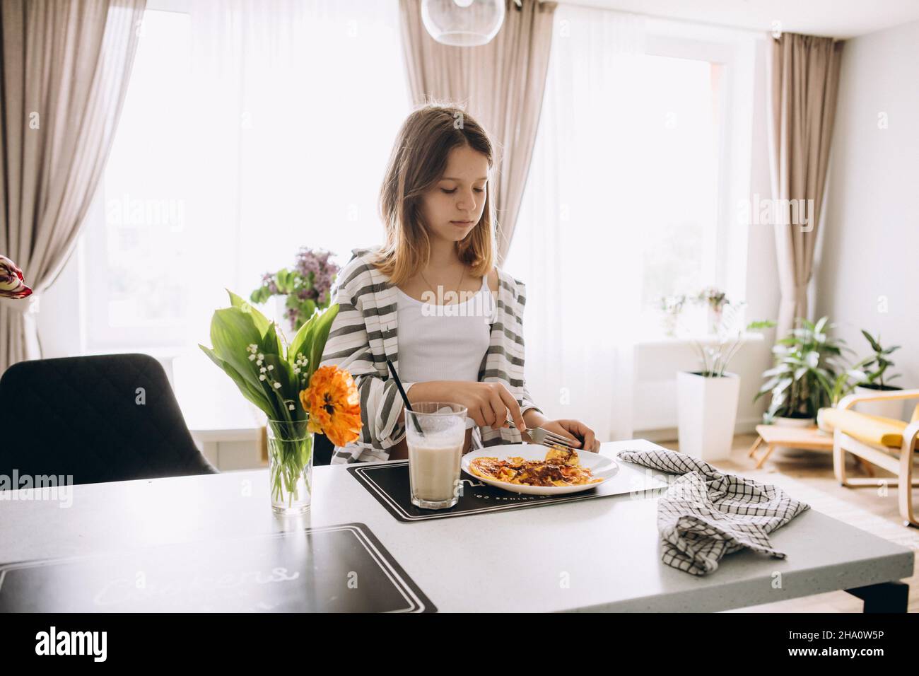 Frühstück Mädchen in der Küche Stockfoto