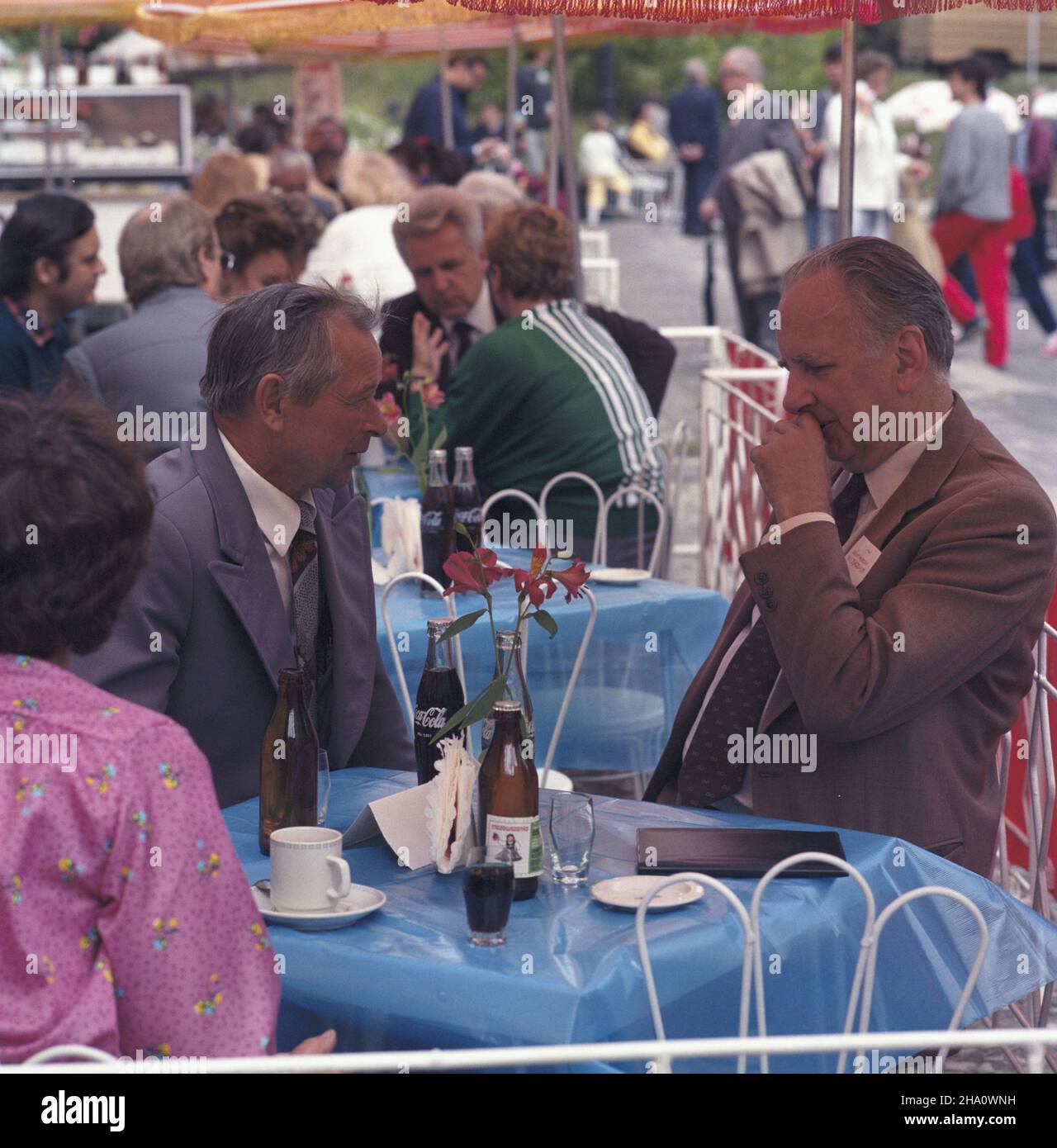 Warszawa 06,1986. Œwiêto Trybuny Ludu (21-22.06.1986). W ogródku kawiarni Marysieñka na Mariensztacie delegaci warszawscy na X Zjazd Polskiej Zjednoczonej Partii Robotniczej (PZPR) rozmawiaj¹ z ludŸmi, w ramach akcji: Sprawa dla delegata. msa PAP/Wojciech Kryñski Dok³adny dzieñ wydarzenia nieustalony. Warschau, Juni 1986. Die täglich von Trybuna Ludu organisierten Feierlichkeiten (21. Bis 22. Juni 1986). Warschauer Delegierte zum Kongress der Polnischen Vereinigten Arbeiterpartei 10th, die im Rahmen der Kampagne „Angelegenheit für einen Delegierten“ im Straßencafé Marysienka mit den Menschen sprechen. msa PAP/Wojciech Krynsk Stockfoto