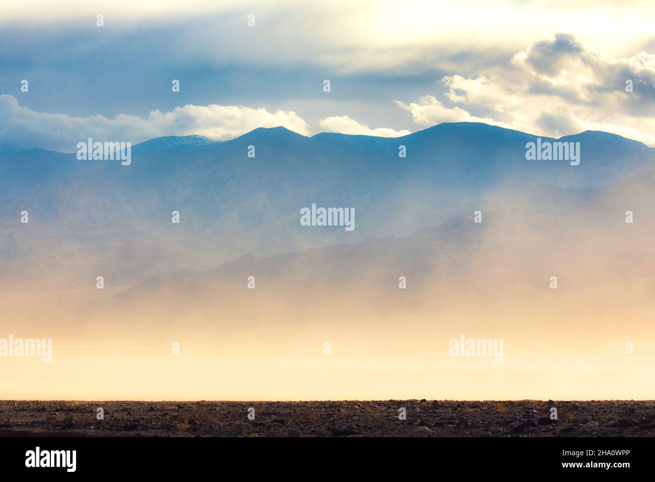 Wilde Winde peitschen Sand durch den Death Valley NP, Kalifornien. Stockfoto