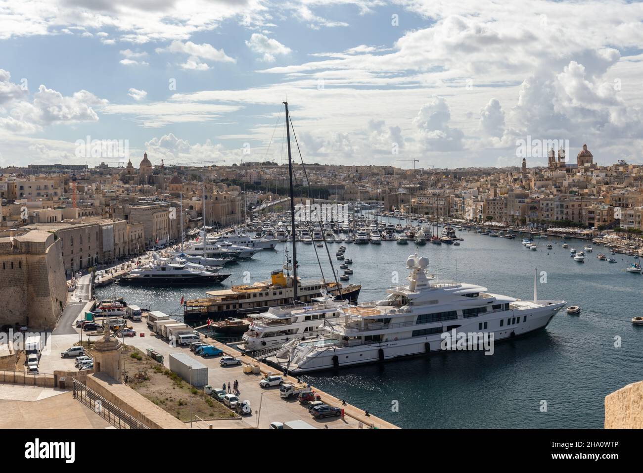 Panoramablick auf die drei Städte und den Grand Harbour Marina von Fort St Angelo, Birgu, Malta, Europa Stockfoto