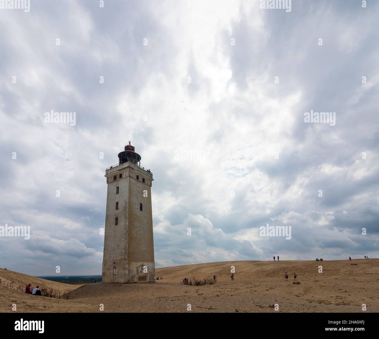 Hjoerring: Rubjerg Knude Lighthouse (Rubjerg Knude Fyr), Sanddünen, Menschen, in Rubjerg, Jylland, Jütland, Dänemark Stockfoto