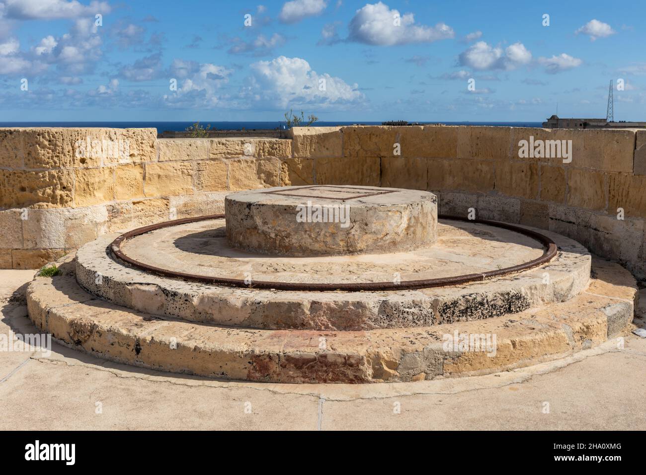 Artilleriebüse in Fort St Angelo, einem befestigten Fort in Birgu, Malta, Europa. Ein historisches Wahrzeichen, das zum UNESCO-Weltkulturerbe gehört. Stockfoto