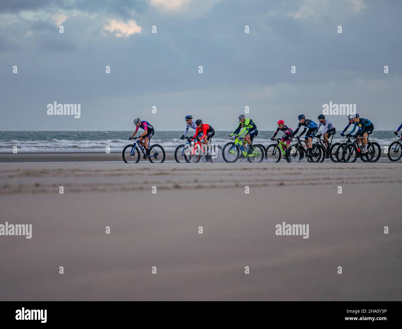 Führende Teilnehmer des Bike Race „Beach Endurance“ am Strand von De Panne, Belgien, und Bray-Dunes, Frankreich Stockfoto