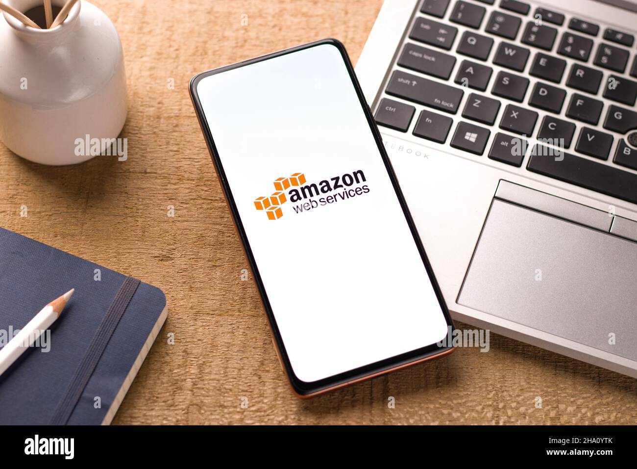 West Bangal, Indien - 05. Dezember 2021 : Amazon Web Services Logo auf dem Telefonbildschirm Stock Bild. Stockfoto