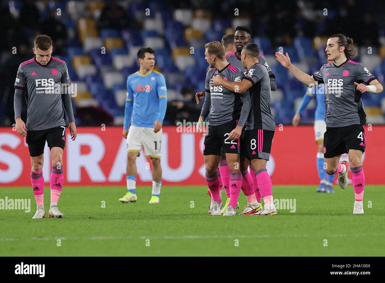 Napoli, Italien. 09th Dez 2021. Kiernan Dewsbury Hall of Leicester feiert mit Teamkollegen nach dem Tor 2-2 während des UEFA Europa League 2021/2022 Gruppe C Fußballspiels zwischen SSC Napoli und Leicester im Diego Armando Maradona Stadion in Napoli (Italien), 09th. Dezember 2021. Foto Cesare Purini/Insidefoto Kredit: Insidefoto srl/Alamy Live News Stockfoto