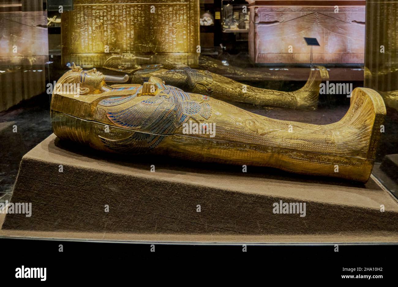Replik des goldenen Sarkophags des Pharao Tutanchamun zum Schutz der Mumie des pharao. Stockfoto