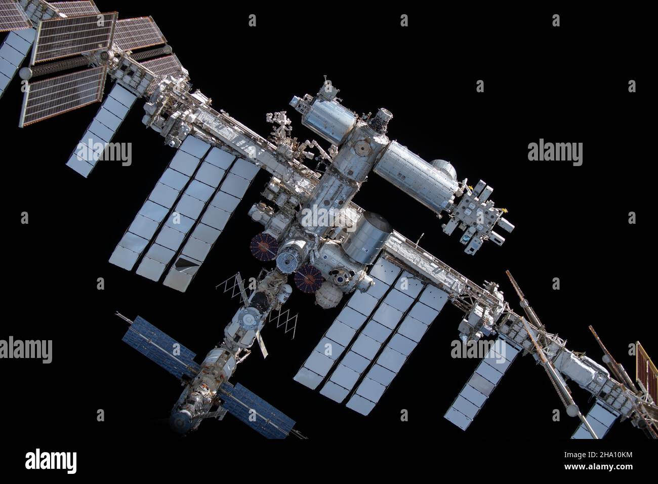 Internationale Raumstation, Erdorbit. 08. November 2021. Die Internationale Raumstation von der Raumsonde SpaceX Crew Dragon Endeavour aus gesehen während eines Rundfluges des umkreisenden Labors nach dem Abdocken vom Weltraumhafen Harmony-Modul am 8. November 2021 in Earth Orbit. Quelle: NASA/NASA/Alamy Live News Stockfoto