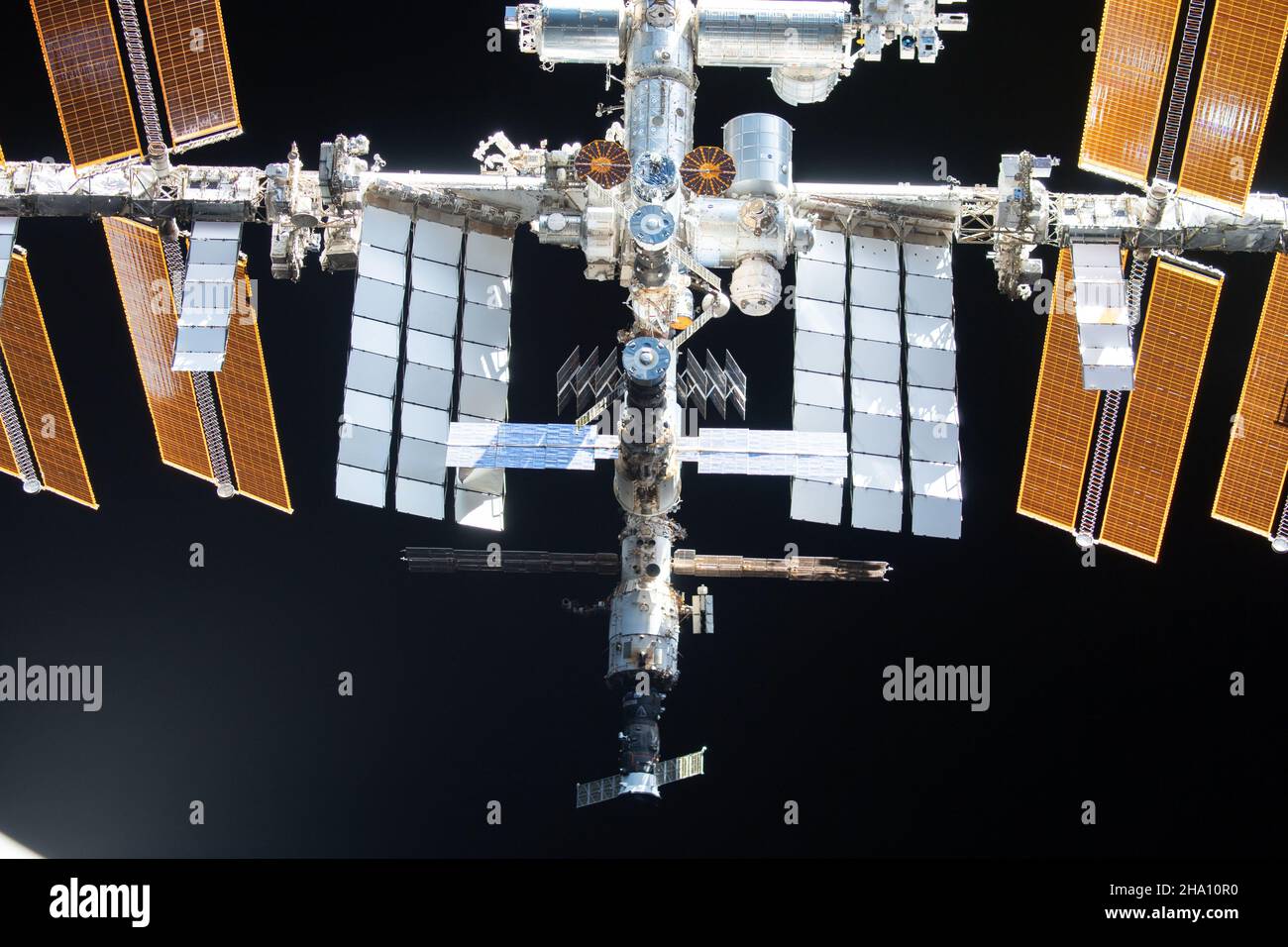 Internationale Raumstation, Erdorbit. 08. November 2021. Die Internationale Raumstation von der Raumsonde SpaceX Crew Dragon Endeavour aus gesehen während eines Rundfluges des umkreisenden Labors nach dem Abdocken vom Weltraumhafen Harmony-Modul am 8. November 2021 in Earth Orbit. Quelle: NASA/NASA/Alamy Live News Stockfoto