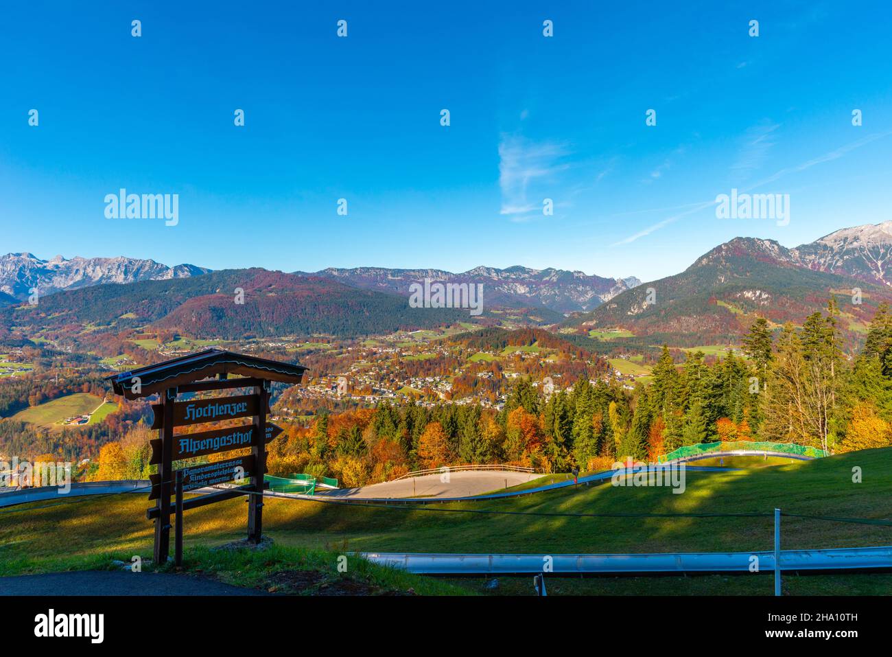 Luftaufnahme von Berchtesgaden aus der Höhe der Mittelstation der Obersalzbergbahn, Berchtesgaden, Oberbayern, Süddeutschland, Europa Stockfoto