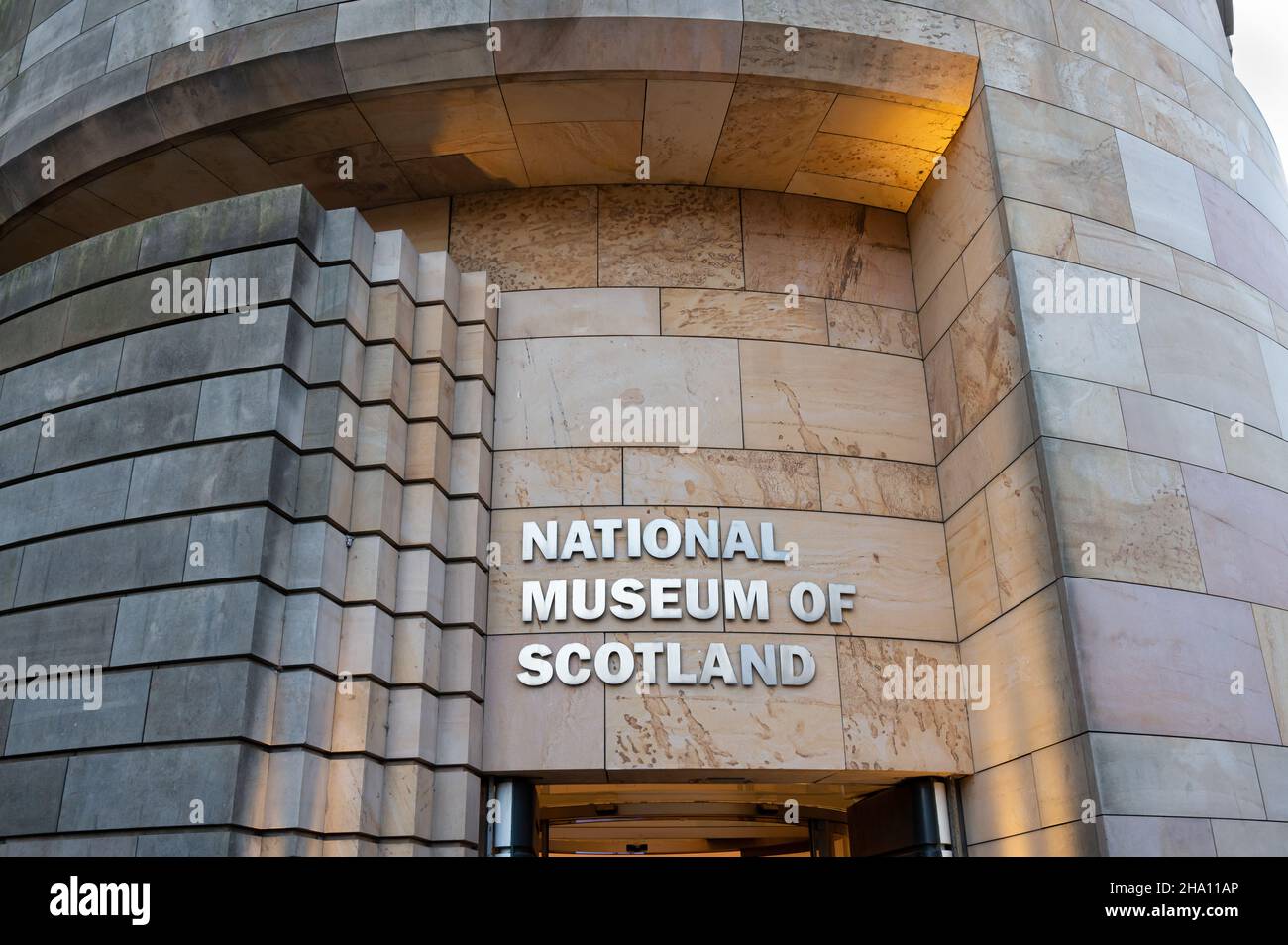 Edinburgh, Schottland - 20. Nov 2021: Eingang und Schild für das National Museum of Scotland in Edinburgh. Stockfoto