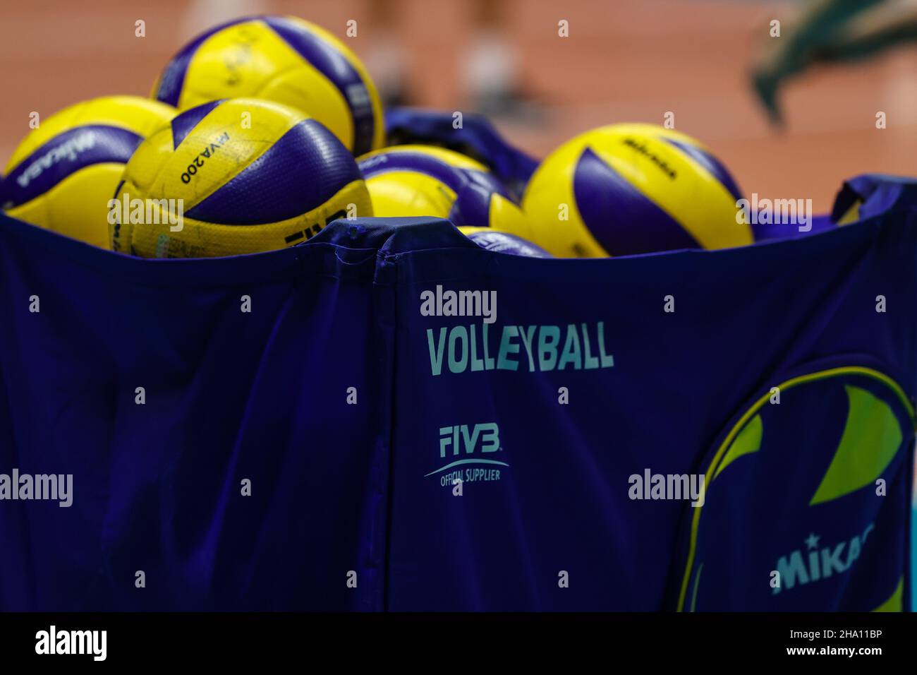 Offizieller Matchball Mikasa beim CEV Cup 2021/22 Volleyball-Spiel zwischen UYBA Unet E-Work Busto Arsizio und Allianz MTV Stuttgart in der E-Work Arena Stockfoto