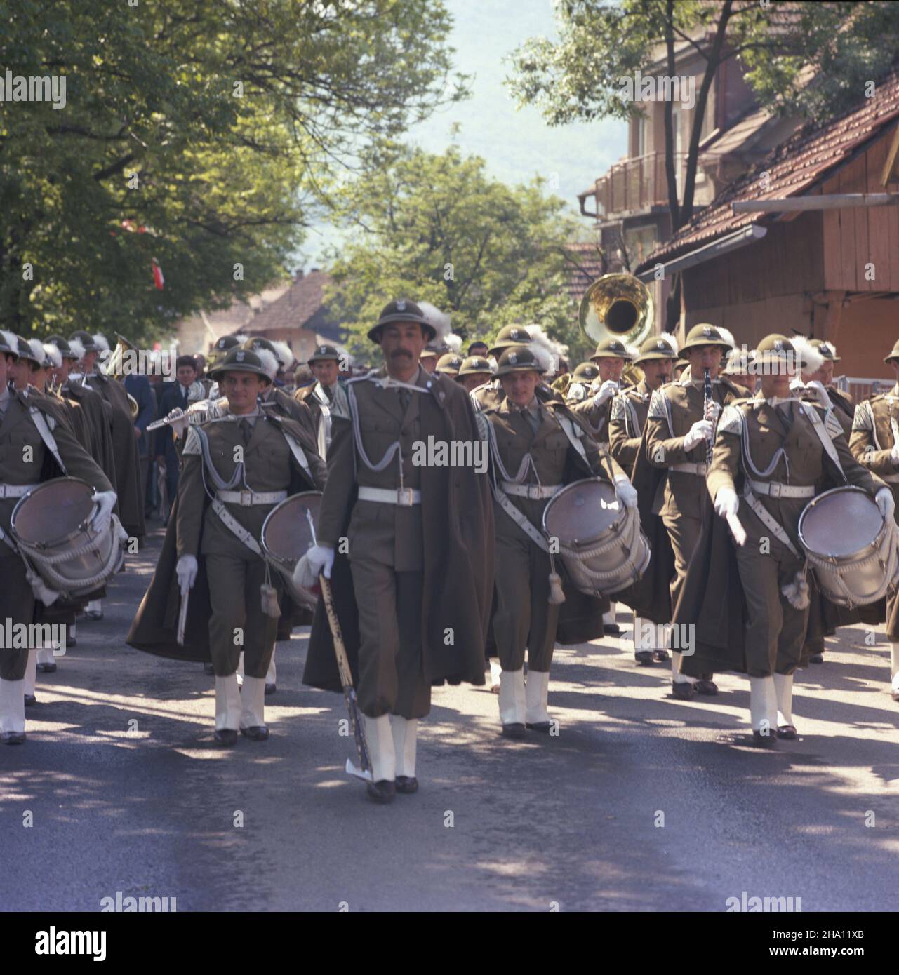 £¹cko 05,1986. Œwiêto Kwitn¹cych Jab³oni. NZ. orkiestra strzelców podhalañskich. msa PAP/Jan Morek Dok³adny dzieñ wydarzenia nieustalony. Lacko, Mai 1986. Apfelblütenfest. Im Bild: Eine Hochlandband von Podhale-Schützen. msa PAP/Jan Morek Veranstaltungstag unbekannt Stockfoto