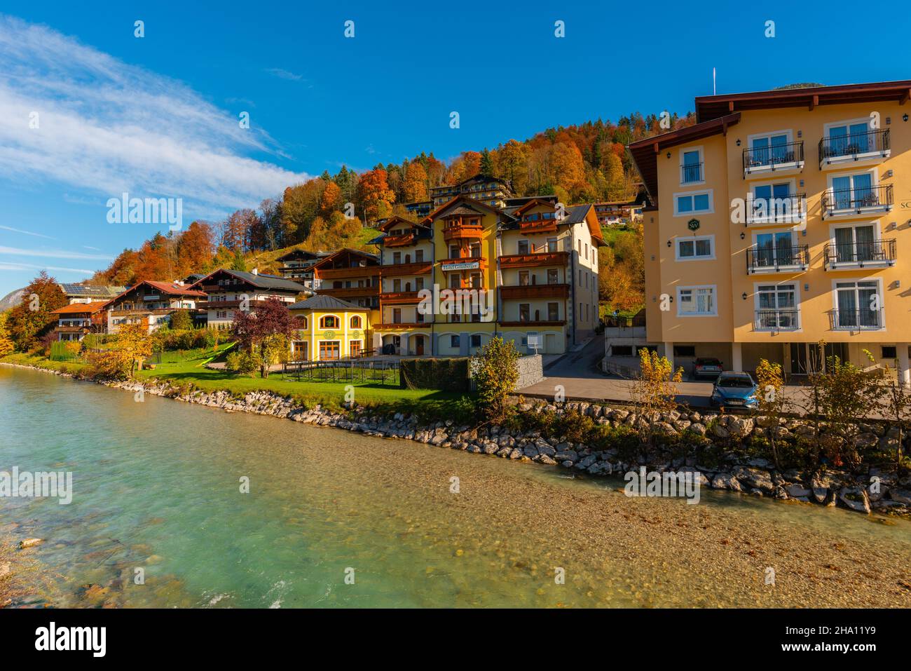 Hotels und Pensionen entlang des kleinen Flusses Berchtesgadener Ache, Berchtesgaden, Oberbayern, Süddeutschland, Europa Stockfoto