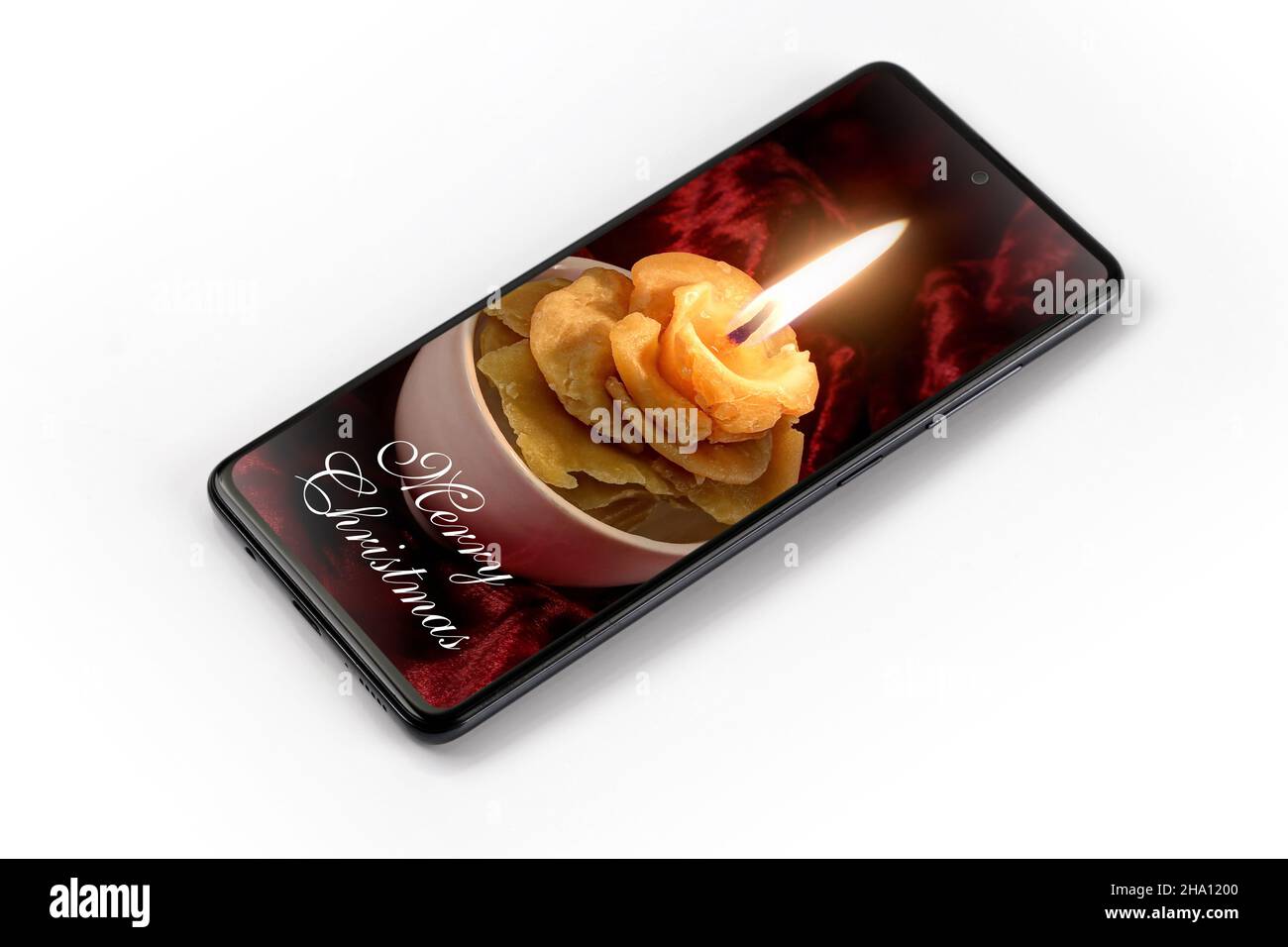 Smartphone mit Weihnachtsbild auf dem Bildschirm isoliert auf dem weißen Hintergrund Stockfoto