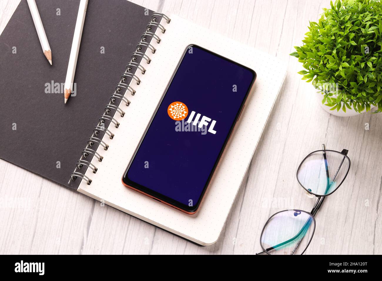 West Bangal, Indien - 05. Dezember 2021 : Infoline iifl-Logo auf Telefonbildschirm Stock image. Stockfoto