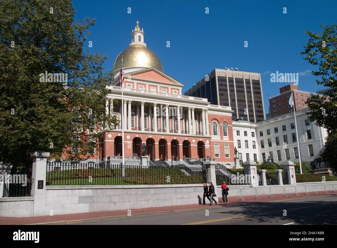 Menschen, die am Massachusetts State Capitol, Boston, MA, vorbeilaufen Stockfoto