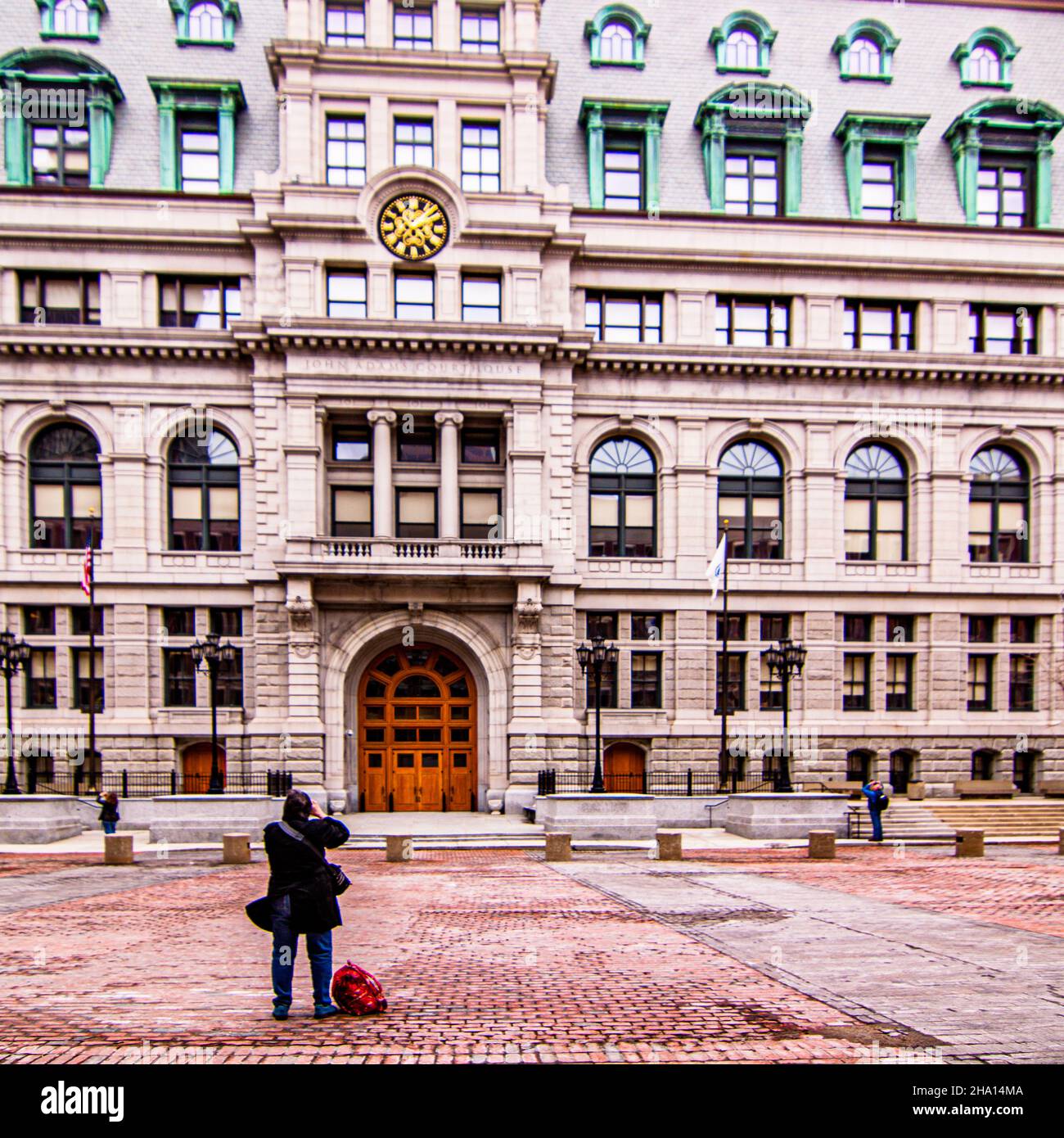 Ein Fotograf fotografiert das John Adams Courthouse in Boston, MA Stockfoto