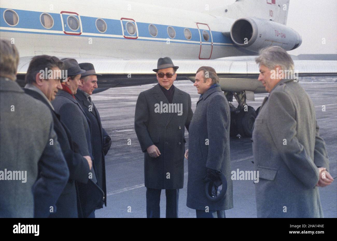 Warszawa 06.03.1986. powrót z Moskwy, z obrad XXVII Zjazdu Komunistycznej Partii Zwi¹zku Radzieckiego (KPZR) i sekretarza Komitetu Centralnego Polskiej Zjednoczonej Partii Robotniczej (KC PZPR), przewodnicz¹cego Rady Pañstwa, genera³a armii Wojciecha Jaruzelskiego. NZ. na lotnisku Okêcie m.in.: Wojciech Jaruzelski (C), ambasador ZSRR w Polsce W³adimir Browikow (1L) cz³onek Biura Politycznego, sekretarz KC PZPR Józef Czyrek (3L), cz³onek Biura Politycznego, sekretarz KC PZPR Tadeusz Porêbski (1P). mw PAP/Grzegorz Rogiñski Warschau, 06. März 1986. 1st Sekretär des Vereinigten Polnischen ArbeiterInnenministers Stockfoto