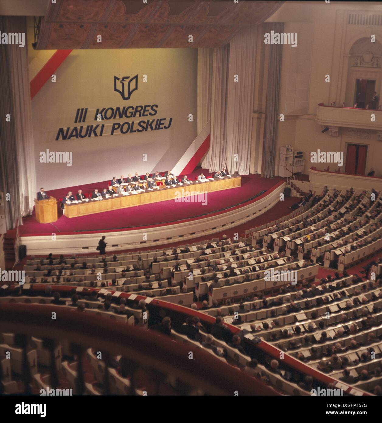 Warszawa 03,1986. III Kongres Nauki Polskiej obradowa³ (5-7 März) w Sali Kongressowej Pa³acu Kultury i Nauki (PKiN). Nz. Sala Kongresowa, widok z balkonu na salê obrad i prezydium. mw PAP/Tadeusz ZagoŸdziñski Dok³adny dzieñ wydarzenia nieustalony. Warszawa 1986. März der dritte polnische Wissenschaftskongress (5.-7. März) im Kongresssaal des Kultur- und Wissenschaftspalastes (PKiN). Im Bild: Die Kongresshalle, der Debattiersaal und der Präsidiumstisch vom Balkon aus gesehen. mw PAP/Tadeusz Zagozdzinski genaues Datum unbekannt Stockfoto