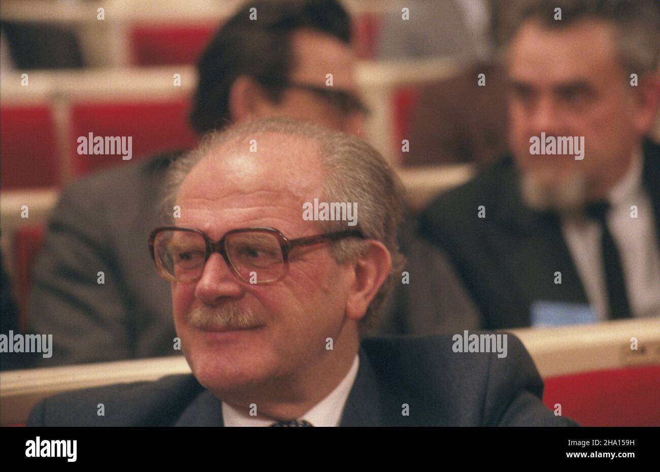 Warszawa 03,1986. III Kongres Nauki Polskiej (5-7 März) w Sali Kongressowej Pa³acu Kultury i Nauki (PKiN). NZ. minister ochrony œrodowiska i zasobów naturalnych Stefan Jastrzêbski. mw PAP/Grzegorz Rogiñski Dok³adny dzieñ wydarzenia nieustalony. Warschau März 1986. Der dritte polnische Wissenschaftskongress (5.-7. März) im Kongresssaal des Kultur- und Wissenschaftspalastes (PKiN). Im Bild: Minister für Umwelt und Naturschutz Stefan Jastrzebski. mw PAP/Grzegorz Roginski genaues Datum unbekannt. Stockfoto