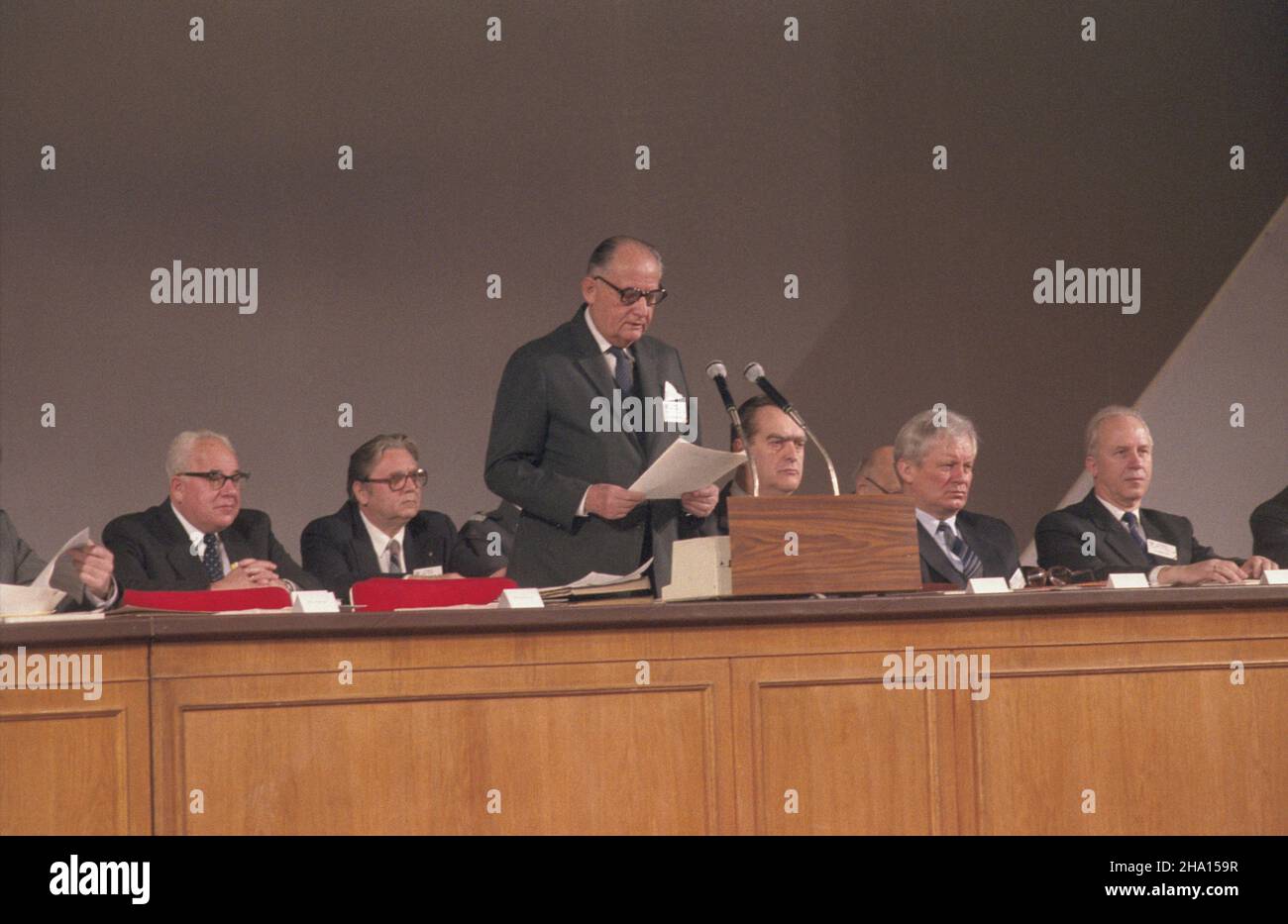 Warszawa 05.03.1986. III Kongres Nauki Polskiej (5-7 März) w Sali Kongressowej Pa³acu Kultury i Nauki (PKiN). NZ. m.in: przewodnicz¹cy Komitetu Organizacyjnego, prezes Polskiej Akademii Nauk prof. Jan Kostrzewski (3L), Minister nauki i szkolnictwa wy¿szego Benon Miœkiewicz (4L), Minister - kierownik Urzêdu Postêpu Naukowo-Technicznego i Wdro¿eñ Konrad Tott (5L). mw PAP/Grzegorz Rogiñski Warszawa 05. März 1986.Dritter polnischer Wissenschaftskongress (5.-7. März) im Kongresssaal des Kultur- und Wissenschaftspalastes (PKiN). Im Bild: vorsitzender des Organisationskomitees, Präsident Stockfoto