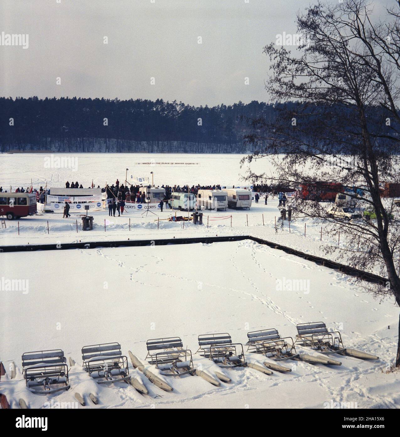 Miko³ajki 02,1986. Maraton ³y¿wiarski zorganizowany przez Holendrów na jeziorach mazurskich. Uczestnicy startowali te¿ w triatlonie - wyœcigu na ³y¿wach, rowerze i nartach. NZ. Miejsce startu. mw PAP/Tadeusz ZagoŸdziñski Dok³adny dzieñ wydarzenia nieustalony. Mikolajki Februar 1986. Ein Skating-Marathon, der von Holländern auf den Masurischen Seen organisiert wird. Die Teilnehmer nahmen am Triathlon - dem Skating, dem Bikykle und dem Skirennen - Teil. Im Bild: Der Ausgangspunkt. mw PAP/Tadeusz Zagozdzinski genaues Datum unbekannt. Stockfoto