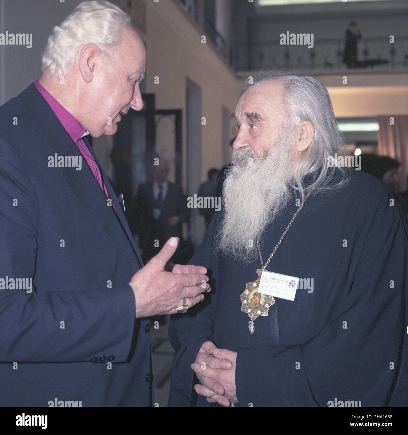 Warszawa 02,1986. Kongres Pokój Dzieciom Œwiata, obrady 18-21 lutego w sali Kolumbnowej Sejmu, uczestnicy z 18 organizacji miêdzynarodowych. NZ. w holu Sejmu zwierzchnik Koœcio³a Polskokatolickiego, ordynariusz diecezji warszawskiej biskup Tadeusz Majewski (L), obok zwierzchnik Polskiego Autokefalicznego Koœcio³a Prawos³awnego, metropolita warszawski i ca³ej Polski Bazyli (W³odzimierz Doroszkiewicz) ZagoŸdziñski Dok³adny dzieñ wydarzenia nieustalony. Warschau Februar 1986. The Peace to the World Children Congress, Debatten am 18-21. Januar in der Säulenhalle, Stockfoto