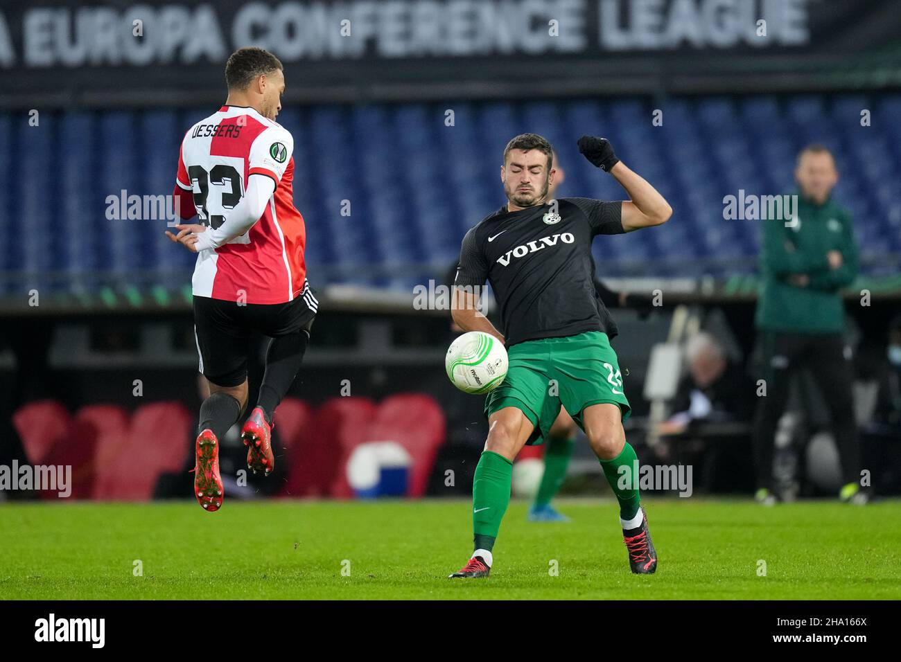 Rotterdam, Niederlande. 09th Dez 2021. ROTTERDAM, NIEDERLANDE - DEZEMBER 9: Yosef Raz Meir von Maccabi Haifa kämpft während des UEFA Conference League Group Stage-Spiels zwischen Feyenoord Rotterdam und Maccabi Haifa F.C. im Stadion Feijenoord De Kuip am 9. Dezember 2021 in Rotterdam, Niederlande, um den Besitz von Cyriel Dessers of Feyenoord Rotterdam (Foto: Yannick Verhoeven/Orange Picts) Quelle: Orange Pics BV/Alamy Live News Stockfoto