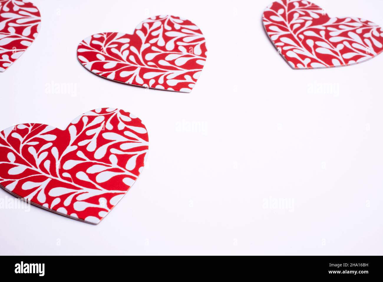 Rote Herzen Formen sich auf weißem Hintergrund. Valentinstag - Copyspace Stockfoto