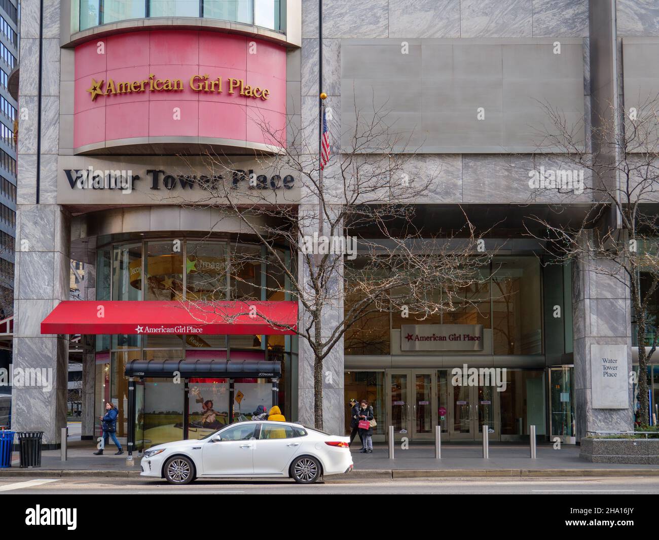 America Girl Place und weißes Kia Optima, Michigan Avenue, Chicago, Illinois. Stockfoto