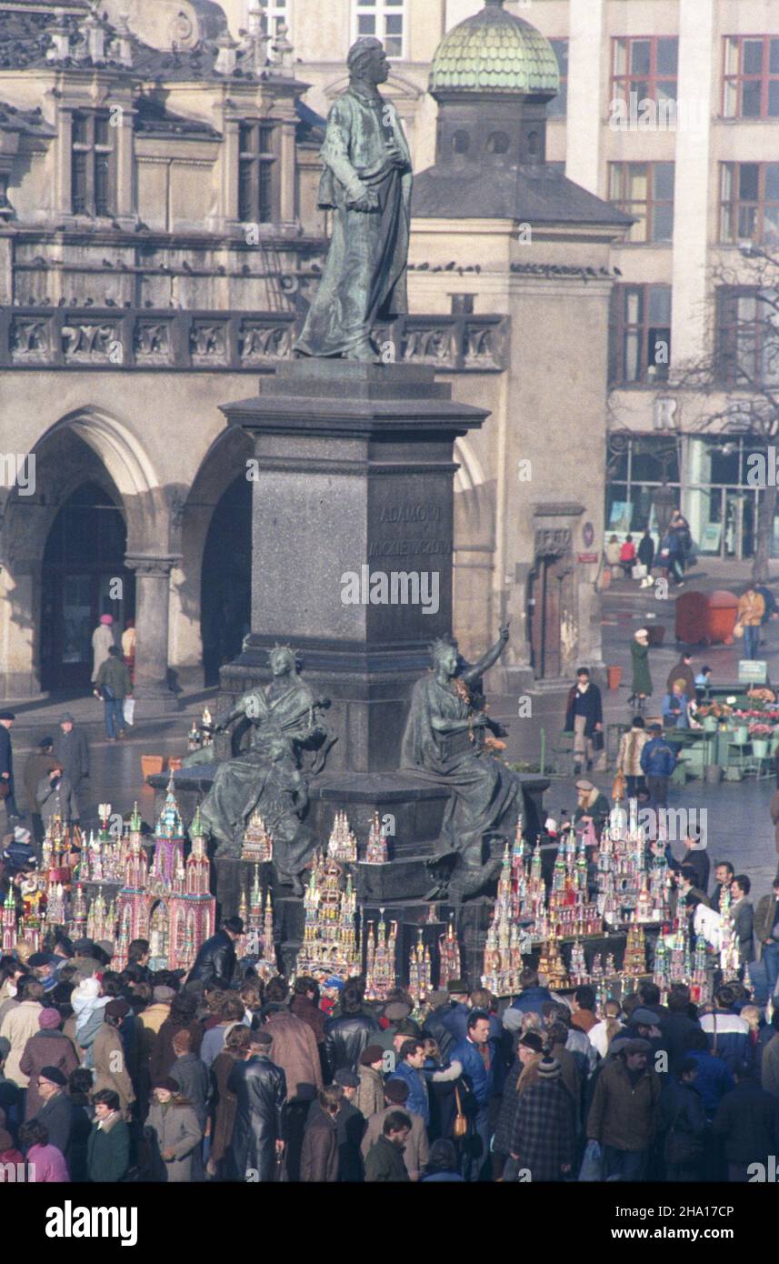 Kraków 05.12.1985. Konkurs Szopek Krakowskich organizowany przez Muzeum Historyczne. Zg³oszono 168 szopek. Wystawa wszystkich szopek rozpoczyna siê na Rynku G³ównym U stóp pomnika Adama Mickiewicza. W g³êbi Sukiennice. mw PAP/Jerzy Ochoñski Krakau, Den 5. Dezember 1985. Ein Krakauer Krippenwettbewerb, der vom Geschichtsmuseum der Stadt gesponsert wird. Im Rennen waren 168 Krippen. Die Wettbewerbsbevollmächtigten wurden an der Adam Mickiewicz-Gedenkstätte im Hauptmarkt ausgestellt. Im Hintergrund: Die Tuchhalle von Sukiennice. mw PAP/Jerzy Ochonski Stockfoto